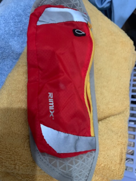 Vải dày dặn, khoá chắc chắn, có ngăn nhỏ ở trong, tiện lợi để chạy bộ.