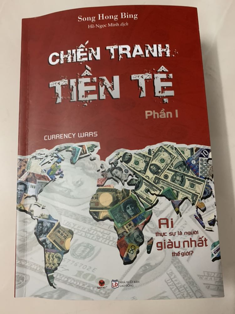 / Đây là 1 quyển sách khá là thú vị càng đọc càng thấy hấp dẫn vô cùng. Mặc dù mới đọc 2 chương nhưng mình vẫn muốn review 5 sao cho nội dung của sách. 
Đó là cả 1 quá trình lịch sử ghi lại dấu ấn của những con ng đầy tham vọng, thông minh và đặc biệt thật sự rất ấn tượng với gia tộc Rothschild từ Mayer cho tới 5 người con trai. Và gia tộc này có sức ảnh hưởng tới các ngân hàng, chính phủ, hay hoàng gia ở Châu Âu từ năm 1815 trở đi. 
Chắc là sau khi đọc xong phần 1 mua luôn phần 2,3,4 tại mình cũng khá tò mò muốn biết nhiều hơn. 
Đợt này đặt sách trên tiki giao siêu nhanh, sách mới nữa. Mình cũng hay mua sách trên tiki khá là ok lah! / Đây là 1 quyển sách khá là thú vị càng đọc càng thấy hấp dẫn vô cùng. Mặc dù mới đọc 2 chương nhưng mình vẫn muốn review 5 sao cho nội dung của sách. 
Đó là cả 1 quá trình lịch sử ghi lại dấu ấn của những con ng đầy tham vọng, thông minh và đặc biệt thật sự rất ấn tượng với gia tộc Rothschild từ Mayer cho tới 5 người con trai. Và gia tộc này có sức ảnh hưởng tới các ngân hàng, chính phủ, hay hoàng gia ở Châu Âu từ năm 1815 trở đi. 
Chắc là sau khi đọc xong phần 1 mua luôn phần 2,3,4 tại mình cũng khá tò mò muốn biết nhiều hơn. 
Đợt này đặt sách trên tiki giao siêu nhanh, sách mới nữa. Mình cũng hay mua sách trên tiki khá là ok lah!