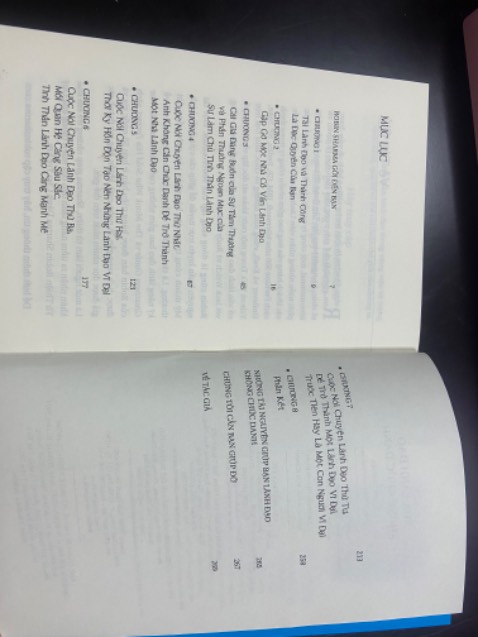 Tiki giao hàng nhanh. Về nội dung:
1 quyển sách nên đọc dành cho tất cả mọi người nhất là những người trẻ. Sách đề cập đến vấn đề nhận thức và đánh thức người lãnh đạo trong mỗi người. Không phải là lãnh đạo người khác mà lãnh đạo chính bản thân chúng ta để trở nên tốt hơn, giỏi hơn và đóng góp nhiều giá trị hơn cho tổ chức và xã hội. Đừng vật vờ, lười làm tại chốn văn phòng hãy luôn nhiệt huyết trong công việc dù đó là công việc đơn giản nhất. Mọi thành công đều bắt đầu từ những điều đơn giản. Chúc mọi người tìm được quyển sách ưng ý.