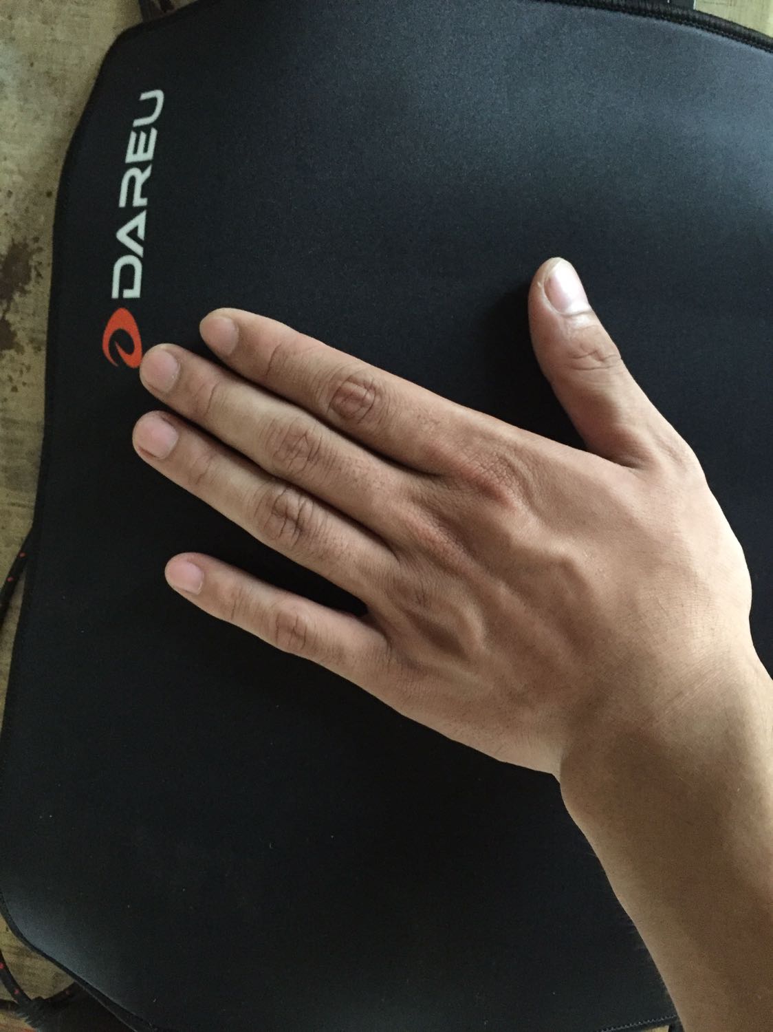 Tưởng tấm lót này nhỏ hoá ra to và dạy dặn chất lượng lại rất tốt, bề mặt thì mịn và bo cạnh chắc chắn , mọi người nên mua nha!