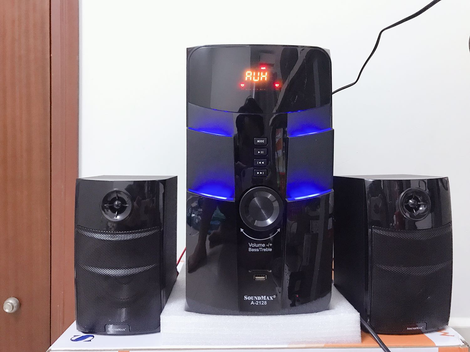 Loa mới mua về nghe tương đối okie, remote chuyển đổi được bass, trep (không tặng pin kèm remote). Mua về bạn phải lắp dây nối loa phụ vào, hơi bỡ ngỡ xíu nhưng khẩy cái cần phía sau loa chính, rồi cắm dây điện vào, thả cần cho nó ghim lại và được. Loa kết nối được bluetooth và jack 3.5. Về độ bền thì lâu dài mới biết, chất âm mình nghe cũng ổn, bass đánh tốt.