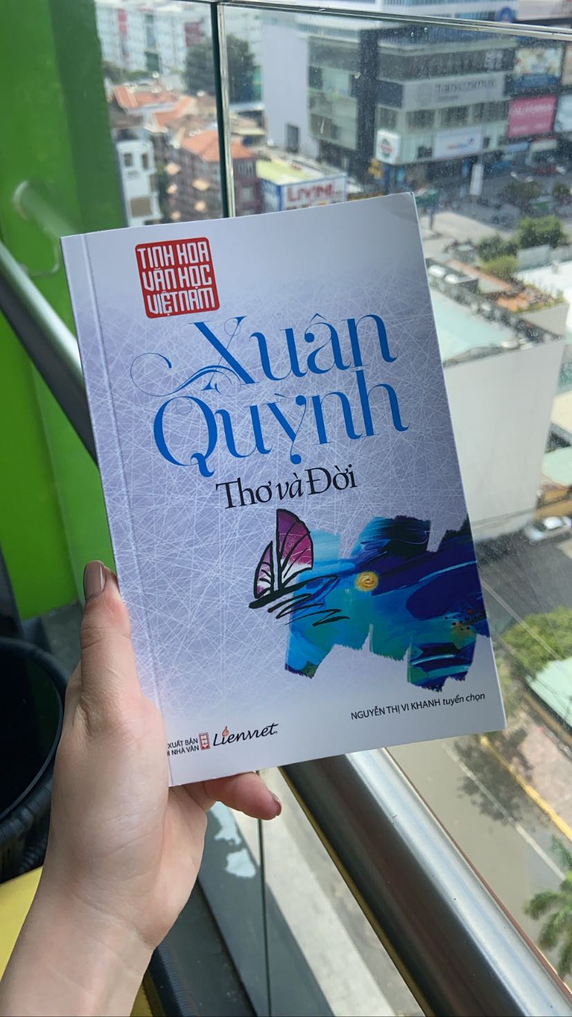 Thơ XQ đọc tình cảm, nữ tính, đằm thắm, da diết mà lại rất giản dị, nhiều khi cũng k gò bó trong cach làm thơ. Giống như viết ra thành thực cảm xúc trong mình thôi. 
Phải công nhận thơ tình XQ viết rất xuất sắc, qua bao năm mà đọc vẫn thấy xúc động lắm luôn.