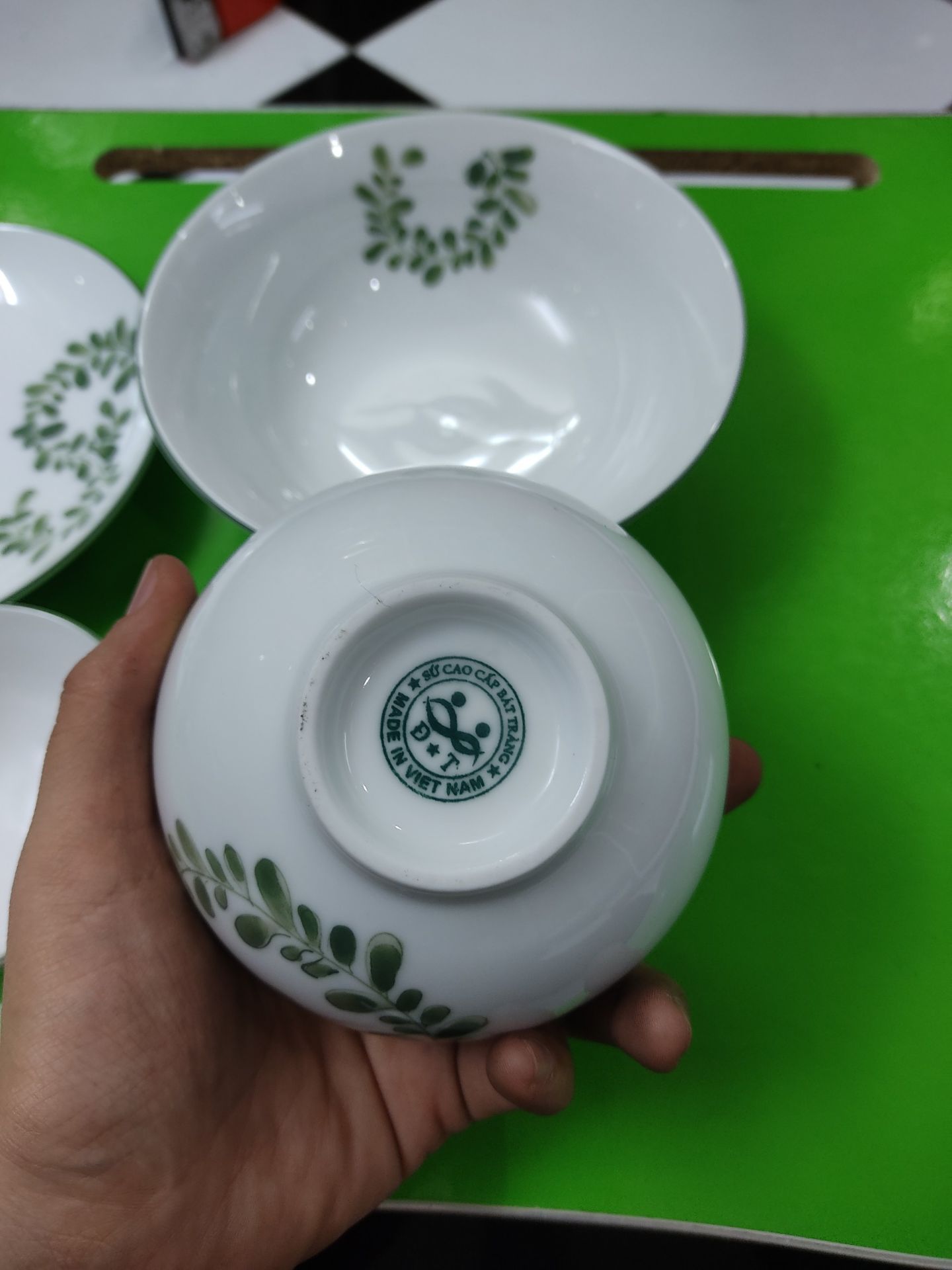 Bát đẹp, cầm bát mát tay, nói chung là xuất sắc