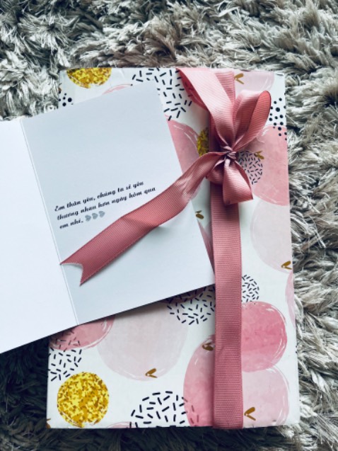 Sách dễ thương cho cả mẹ và bé ạ, Tiki giao đúng hẹn, gói quà xinh mà dc free kèm thiệp chúc mừng. 1000d nha 🧡