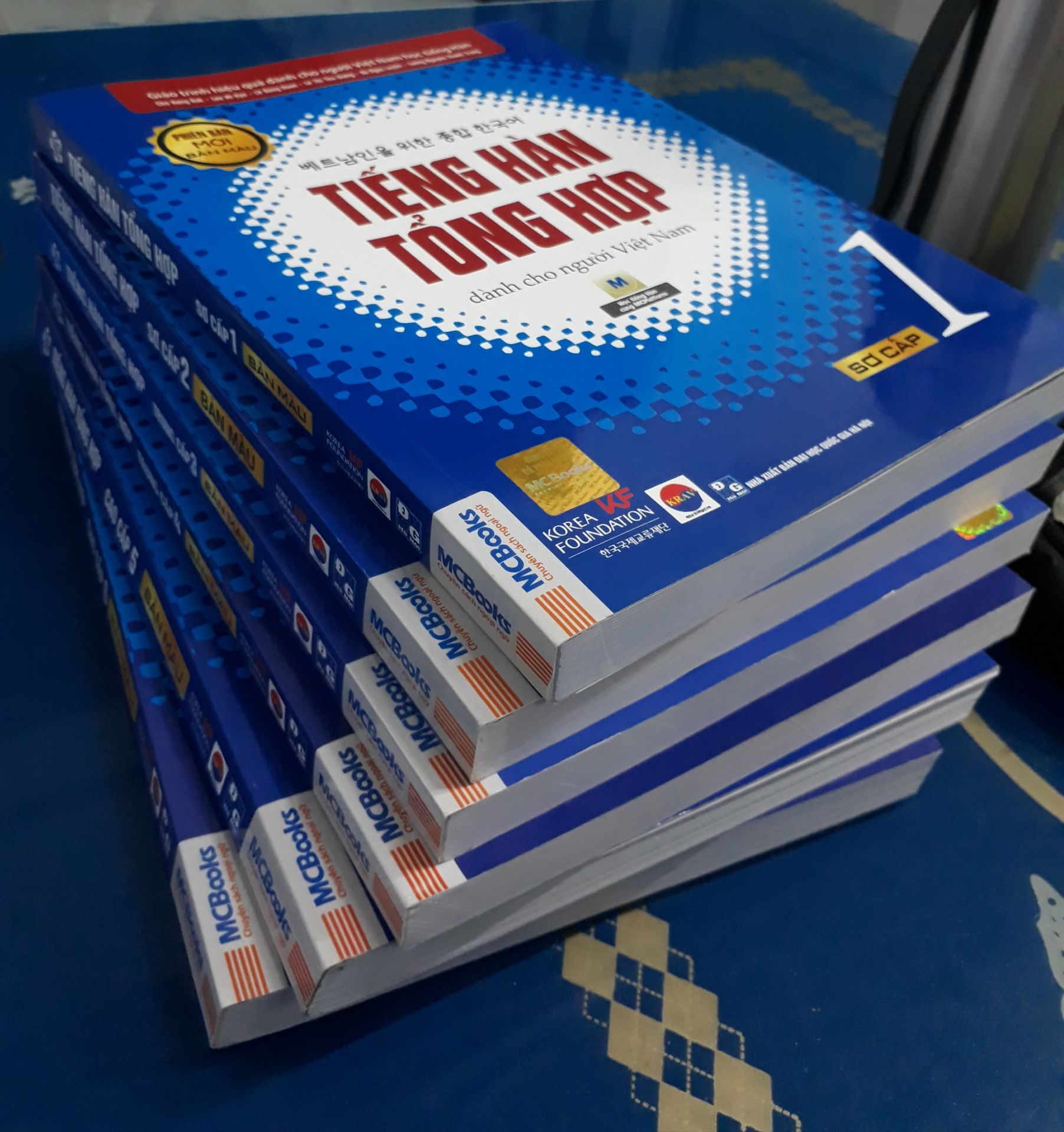 Mình đặt trúng đợt sale ~ 50% nên mua thêm luôn 5 cuốn (cho đủ 1 bộ 6 quyển). Giao hàng cực nhanh, sách toàn vẹn, màu sắc hài hòa, thông tin đầy đủ. Chưa xem hết nên chưa rõ nó có sai xót gì không. Nhưng trc mắt là quá hời với giá tiền mà mình bỏ ra.  Mình học với sách in màu (sách gốc) thì thật sự là thấy có cảm hứng hơn rất nhiều. Thấy đợt sale này nên quyết dành dụm để mua cho đủ 1 bộ sau này cho các em xem. Chúc các bạn học tập vui vẻ nhé. Đây chỉ là đánh giá chủ quan của mình thôi, cảm ơn các bạn đã đọc.