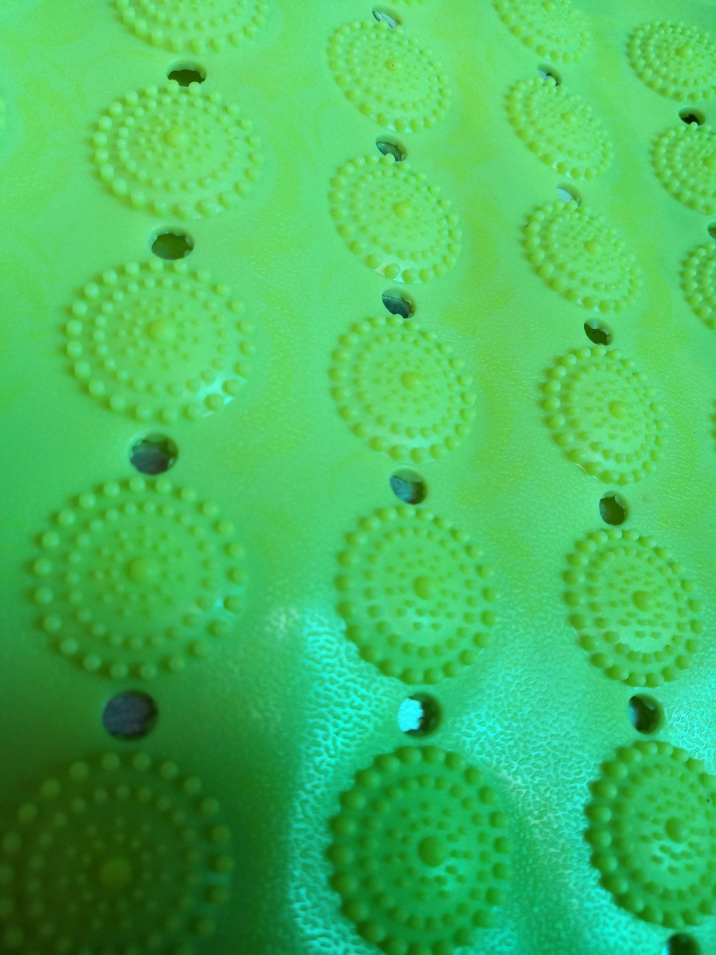 sản phẩm tốt, bám sàn tốt, giá hợp lý, mua lần 5 miếng, rải khắp nhà luôn hihi