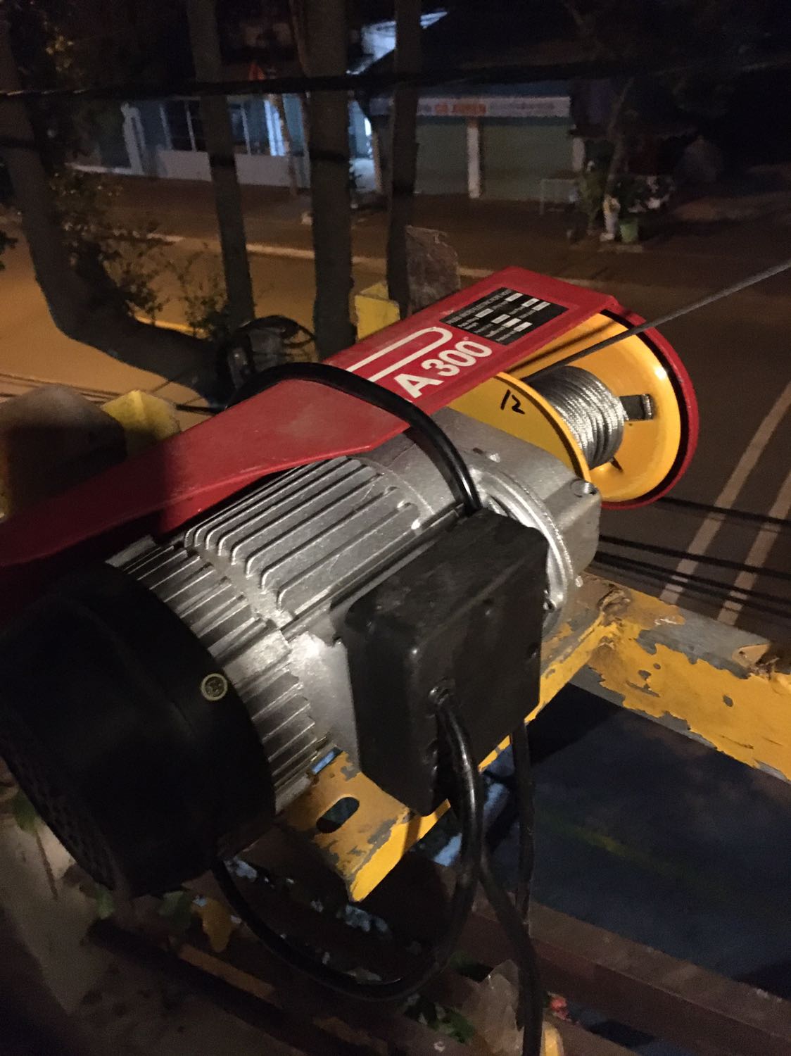 Máy chạy rất êm 
Cẩu kéo vật nặng tốt
Máy có thùng bao bì đẹp mắt