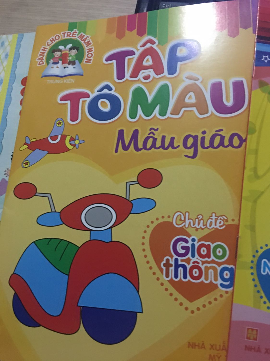 Mua rất nhiều về, bọn trẻ rất thích ham lắm, tranh nhau rùi vẽ tối ngày