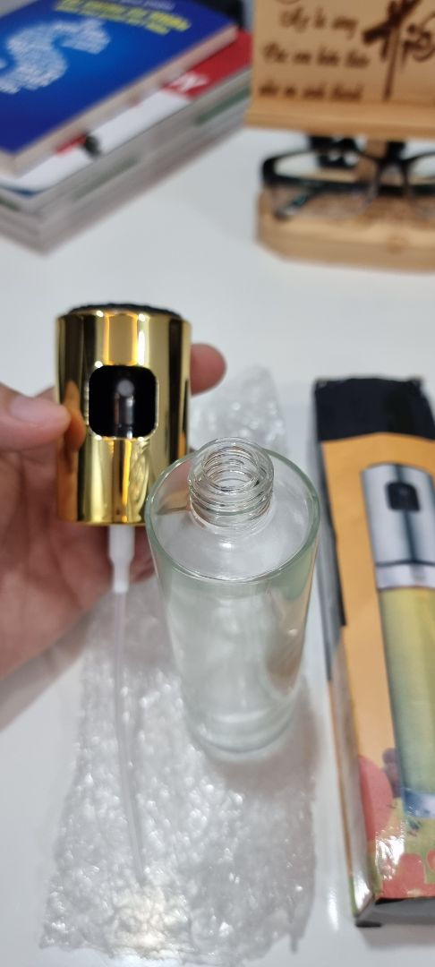 Sản phẩm chất lượng, lọ bằng thủy tinh chắc  chắn. Có điều cổ lọ khá nhỏ đổ dầu vô hơi khó dễ bị chảy ra ngoài