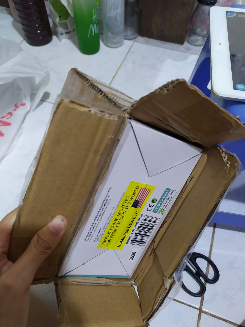 mình đánh giá rất cao khâu vận chuyển nha, gói hàng kĩ đến mức mà mình ko thể tháo hộp ra luôn, hộp ko bị móp méo gì cả, trên hình là những gì mình nhận được, giá lúc mua: 4812k đã giảm giá. bên trong máy vẫn đc bọc rất kỹ càng. lúc *** thử mức 1 thì hết hồn luôn, sau đó mình nâng dần lên mức 5 và thấy cảm giác nhói rất bình thường, ko giật mình như lần đầu nữa, những chỗ lông mình cạo bị xót thì nó quéo lại và có mùi khét, ánh sáng phát ra khá chói mắt nên mình ko dám nhìn thẳng khi bấm nút, mình làm chưa quen nên triệt ko đều, kết quả sau lần triệt đầu tiên là tay đỏ và rát. sau vài tháng nữa mình sẽ quay lại review tiếp