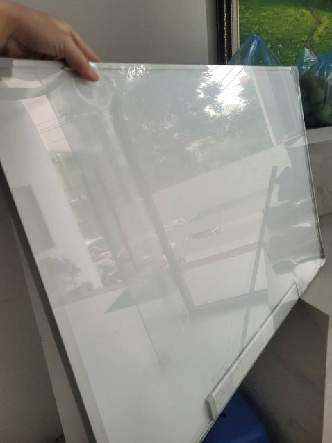 Giao hàng đúng hẹn, sản phẩm được bọc chắc chắn, nhiều lớp, bảng viết trơn, dễ xóa. Rẻ so với nhiều nơi mình xem trực tiếp. Có 1 vết xước nhỏ 1cm, viết hay bị dính mực k lau đc chỗ đó, nhưng k đáng kể. Cảm ơn tất cả đã giao đến tay mình sản phẩm ưng ý ạ!