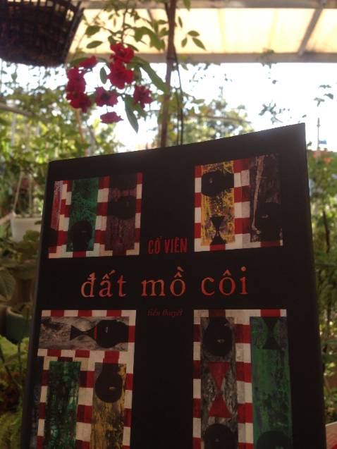 "Đất mồ côi" là một tác phẩm bác Tạ viết hay nhất so với các tác phẩm trước giờ theo mình đánh giá, với đầy những trăn trở, suy tư, suy hướng về đất nước này, cũng như bao nhiêu lớp trí thức khác - mỗi người một suy nghĩ - một định hướng - một con đường... Nhân vật, để tìm ra mục đích cuộc sống, phải sống ra sao là đúng? Thì phải truy xét lại quá khứ, nguồn gốc của bản thân... Phải biết rõ "mình là ai? mình tồn tại vì điều gì? thì mới biết mình định đi đến đâu? và mình sẽ làm gì?"...Chứ đừng để chính mình lạc lối, lẩn quẩn trong mê cung & bị vô minh của quá khứ che phủ...Cuộc đời mỗi người (hay vận mệnh mỗi dân tộc cũng vậy) vốn hữu hạn, nếu không làm đúng những gì mình muốn thì biết đến khi nào???? - Những "ụ mối đùn" chính là kết quả sau cùng của bạn????....Một tác phẩm có 3 chữ ĐÁNG: ĐÁNG ĐỌC, ĐÁNG SUY NGHĨ, ĐÁNG TRÂN TRỌNG!!!