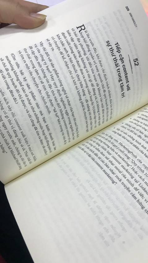 Sách giao nhanh mà đẹp lắm ạ, có màng co bảo vệ chắc chắn, sách giày in giấy đẹp. 
Nội dung dễ đọc, phù hợp với nhiều đối tượng. Sách cung cấp các kiến thức cũng như các bí kíp để sản xuất ra những content vừa chất lượng vừa tối ưu. Bên cạnh đó có những chỉ dẫn rất chi tiết từ việc đi tìm nguồn cảm hứng, phương hướng giải quyết khi cạn kiệt ý tưởng, cho đến phải viết cũng như chỉnh sửa ra sao để tối ưu được nội dung viết. 
Nói chung sách hay, mọi người nên đọc ạ!