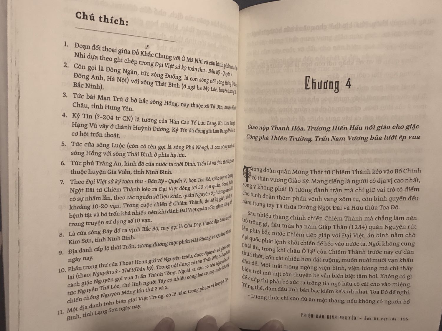 Sách in trên giấy láng, chữ to rất đẹp, chú thích minh hoạ rõ ràng dễ hiểu, mỗi chương có 2 câu dẫn nhập kiểu tiểu thuyết chương hồi. Đặc biệt đươc thiết kế bìa rất ấn tượng, nó kiêu hùng nhưng rất Việt Nam tới nỗi mình phải mua 4 quyển chỉ để...ngắm 4 cái bìa. Hihii

Thật ra sử nhà Đông A mình cày nát, nên cũng không đặt nhiều kỳ vọng vào 4 quyển sách mỏng te này, nhưng tác giả đã kể 1 câu chuyện khác đi, 1 truyện dã sử với các Điệp vụ thám báo. Mình cho điểm cộng vì đã có sáng tạo viết ra những điều mới mẻ trên cái nền đã quá nổi tiếng.
Điểm cộng thứ hai là sách viết ngắn, cô đọng được hệ thống chặt chẽ phù hợp cho độc giả còn ngán với thể loại lịch sử, dã sử. Tuy nhiên điểm này mình ko thích - do viết ngắn nên truyện có vẻ chỉ kể lại và thêm 1 số thoại như chỉ đang minh hoạ ấy, chứ không phải từ những hành động, lời nói mà làm toát nên tính cách nhân vật (Điểm này sách văn học TQ, Nhật Bản viết rất tốt, VN nên học hỏi nước bạn). 

Tuy nhiên, truyện có 1 chi tiết mình thích là tính quật cường của Đại Việt nhỏ bé, với 1 Đại Nguyên quá hùng cường, trong đó không thiếu vương gia, hoàng thân đã tự động quy hàng trước khi xảy chiến, nhưng vẫn không ít thường dân áo vải dưới sự chỉ huy của Hưng Đạo Vương tiết chế không e ngại trà trộn vào nước bạn làm thám báo.
Tập 1 kết thúc với sự bi tráng đẫm nước mắt, thật sự mình đã khóc sụt sùi trước sự hy sinh quả cảm của 2 người anh trong đội cản địch quân, để người em nhỏ nhất vượt sông về báo cáo nguy cơ nhà Nguyên tấn công Đại Việt. 

Highly recommend. Ủng hộ tác giả trẻ chịu khó sáng tác sách dã sử Việt.