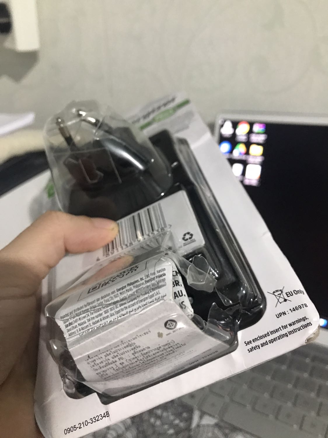 Mình mới nhận được hàng xong, khui ra thấy nó bị rách với cái chấu bị méo chân cắm luôn! Nhờ Tiki đổi dùm hàng mới cho mình! Mình mới nhận được hàng xong, khui ra thấy nó bị rách với cái chấu bị méo chân cắm luôn! Nhờ Tiki đổi dùm hàng mới cho mình!