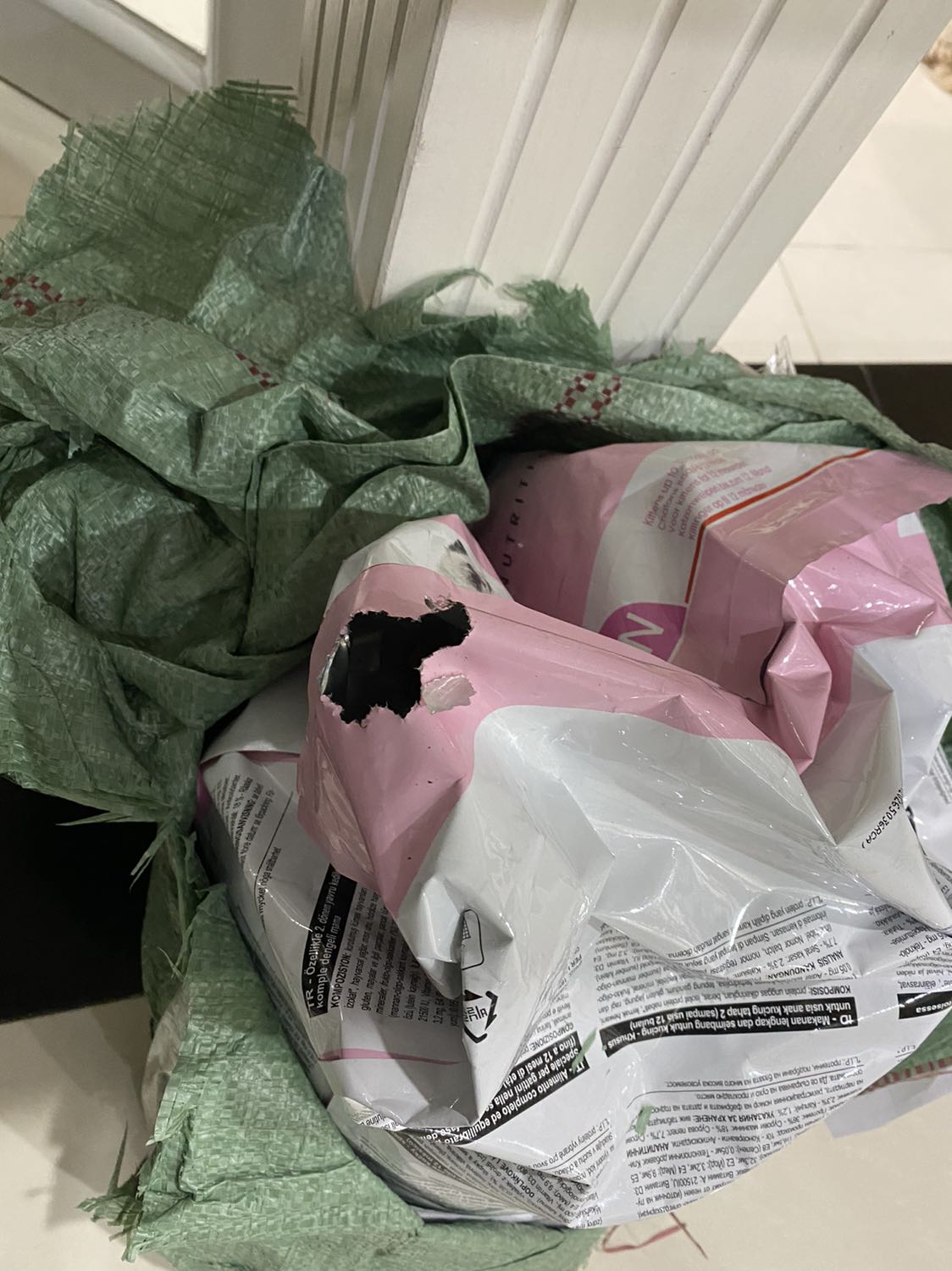 Túi thức ăn bị chuột cắn 1 lỗ lớn, chất lượng hàng bên trong k còn tốt. Đề nghị thu hồi lại hàng