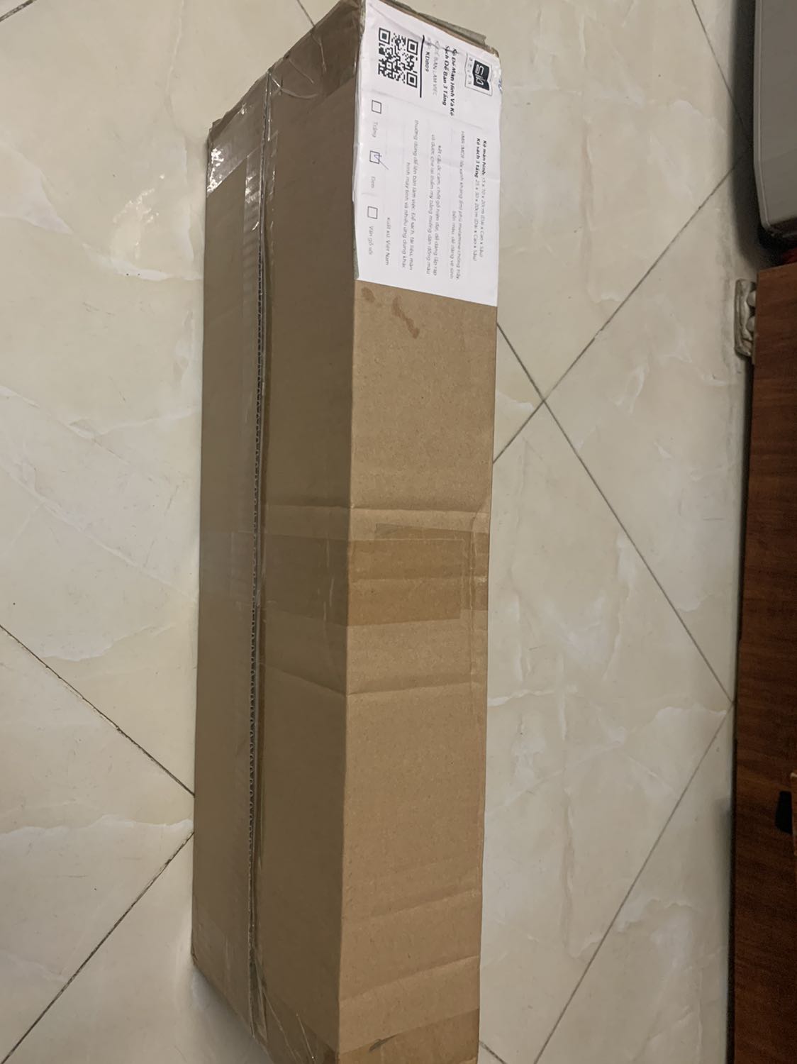 Kệ rất đẹp, chắc chắn, shop đóng gói cẩn thận, có hướng dẫn lắp chi tiết. Kê vào nhìn cái bàn gọn gàng hẳn