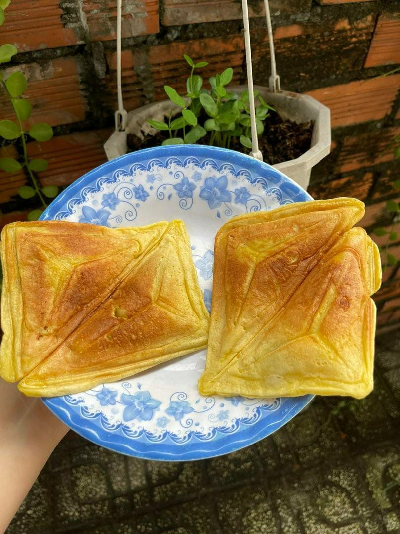 Shop dễ thương cực, hàng dùng cũng rất tốt. Nướng bánh lên thì có mùi thơm, ăn cũng rất ngon mà ko có mùi hay vị nhựa đâu nha mọi người. Mình chưa biết có bền không nhưng nếu máy hư mình sẽ mua lại hàng của shop.