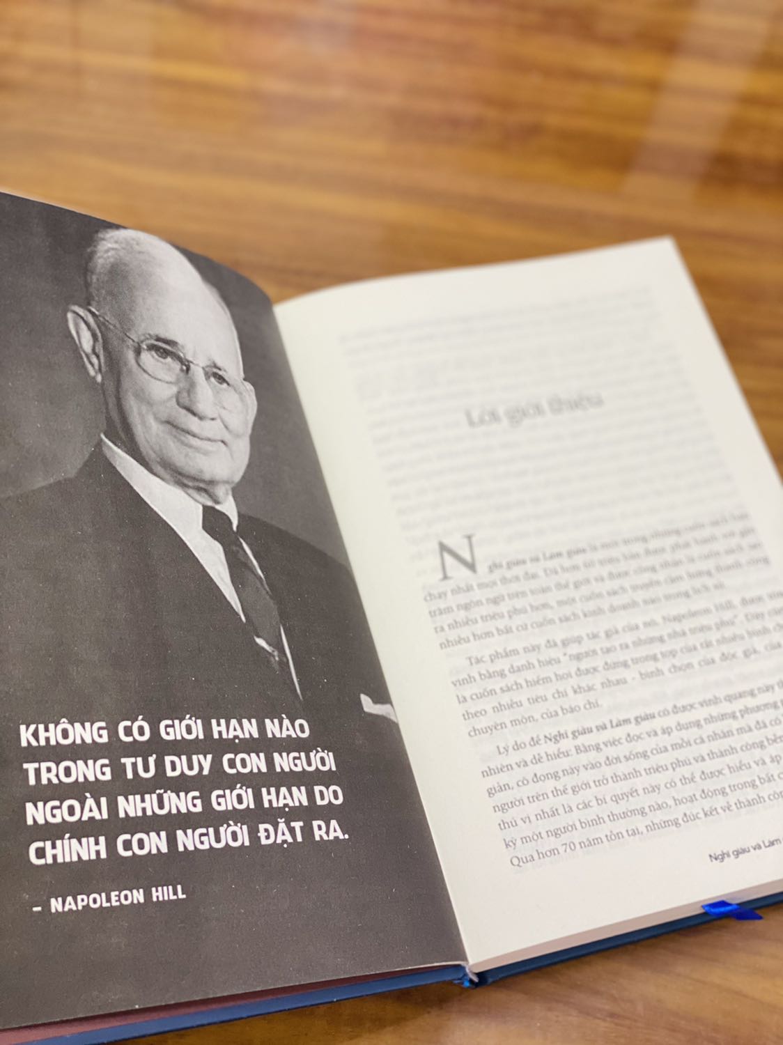 - Do tình hình dịch bệnh căng thẳng nên Fahasa giao hàng khá chậm so với dự kiến. Tuy nhiên thùng hàng luôn được đóng gói cẩn thận và chắc chắn. 
- Sách được bọc chống sốc và màng co phẳng phiu. Về mặt hình thức sách có bìa cứng, khổ vừa, cầm chắc chắn và khá nhẹ. Tuy nhiên chất lượng giấy không tốt lắm, nhám và khá mỏng. Về mặt nội dung cá nhân mình cảm nhận đây là một quyển sách truyền cảm hứng, mang nhiều thông điệp tích cực và khích lệ tư tưởng làm giàu của bất kì cá nhân bình thường nào trong xã hội. Nếu bạn trông chờ vào một bí quyết cụ thể, chi tiết và có thể áp dụng để kiếm tiền ngay lập tức thì quyển sách này có lẽ không phù hợp với tiêu chí đó.
