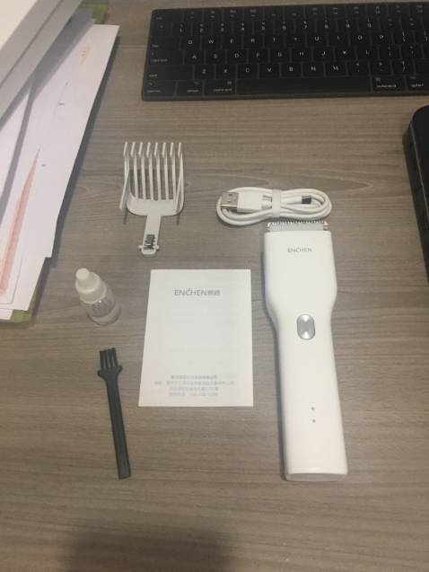 Sản phẩm rất phù hợp cho mùa dịch Covid luôn. Tóc thì dài quá nên nhờ có tông đơ này mà mọi căng thẳng trên đầu đều tan biến nhé.
Máy có nhiều nấc để cắt tóc dài ngắn khác nhau. Hiện mình cắt tròn hết đầu với 2,1 cm. 2 bên và sau gáy thì cắt 3mm. Khá là nhanh và tiện lợi nè.
Còn được tặng khăn choàng cắt tóc khi mua nữa nên rất là tuyệt vời nè.