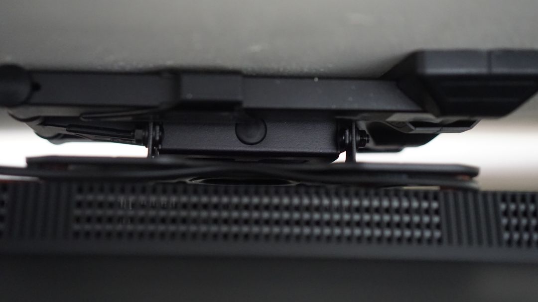 Giá đỡ chắc chắn, nặng, đầm tay lắm, cầm lên thấy rất an tâm khi treo Tivi. Mình treo Tivi TCL 55" mà thấy vẫn okie, ko rung lắc, lỏng lẻo gì hết. Cơ chế lắp ráp quá thông minh, dễ dàng với ai có khoan, tua vít đầy đủ. Xoay tivi cũng okie, thoải mái. Mình tự lắp ráp và treo Tivi lên luôn. Cảm giác hài lòng về chất lượng cũng như phục vụ của nhà bán và Tiki. Hài lòng về dịch vụ vận chuyển của Tiki.