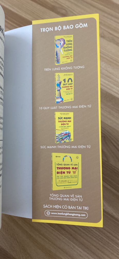 Thực sự rất bất ngờ với tốc độ giao của sách, mình mới đặt buổi tối ngay ngày mai đã có sách trên tay rồi. Sách cập nhật những kiến thức cơ bản và chi tiết về thương mại điện tử, hướng dẫn bạn đọc theo cách cầm tay chỉ việc, rất phù hợp cho các bạn quan tâm lĩnh vực này. Chữ to rõ ràng, giấy hơi vàng đọc dịu mắt. Hy vọng sẽ sớm có trọn bộ 4 cuốn của anh Phong :))