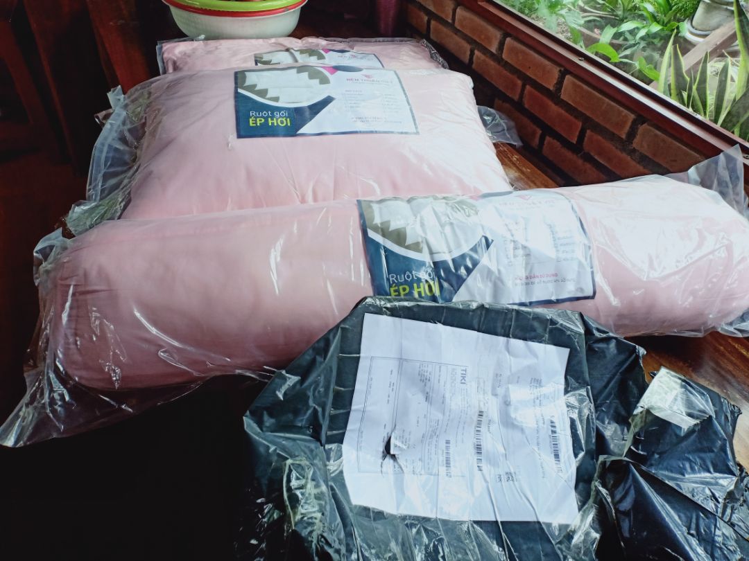 đặt 6 gối nằm mà gửi 2 nằm 1 ôm, gọi điện đã liên hệ được với nhân viên tiki. làm theo hướng dẫn, đã gửi trả 01 gối ôm, đang chờ tiki gửi lại 4 gối nằm.mong lần sau tiki kiểm tra kỹ hàng trước khi gửi, tránh phiền phức