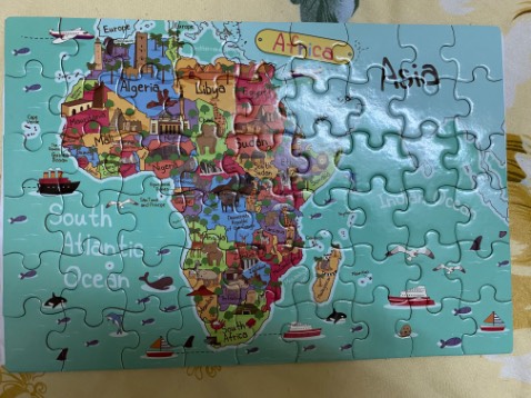 Bộ xếp hình khá dày đẹp, bé chơi rất thích, bé còn học được vị trí vài quốc gia cũng như biết được Việt Nam ở đâu, mình sẽ tìm thêm bộ bản đồ VIệt Nam cho bé vừa chơi vừa học :) bộ này gồm 4 bộ từ dễ đến khó (miếng to rồi miếng nhỏ dần) đầy thử thách rèn luyện bé. Giao nhanh gói kỹ, shipper nhiệt tình thân thiện, Thanks all