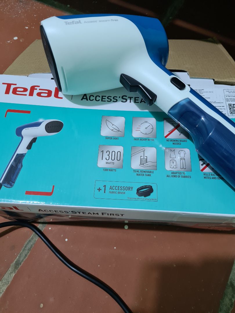 Mình rất mong chờ chiếc bàn là này, và đã nhận được hàng trước 1 ngày so với dự định. Hình dáng đẹp, nhỏ gọn, được bảo hành 2 năm. Mình đã dùng thử, khá ưng ý, tuy nhiên phần hộp nước hơi nhỏ, nên nếu là nhiều sẽ cần cho thêm nước thường xuyên.