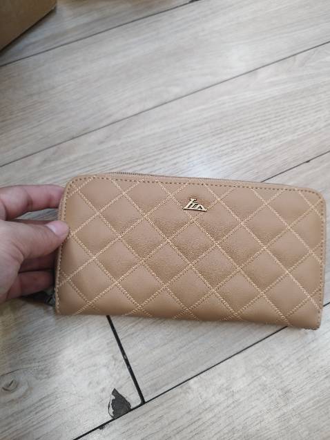 Ví quá đẹp, đường chỉ may rất đều, bên ngoài nhìn gọn nhưng bên trong nhìu ngăn. Rất tiện ạ cảm ơn shop nhìu