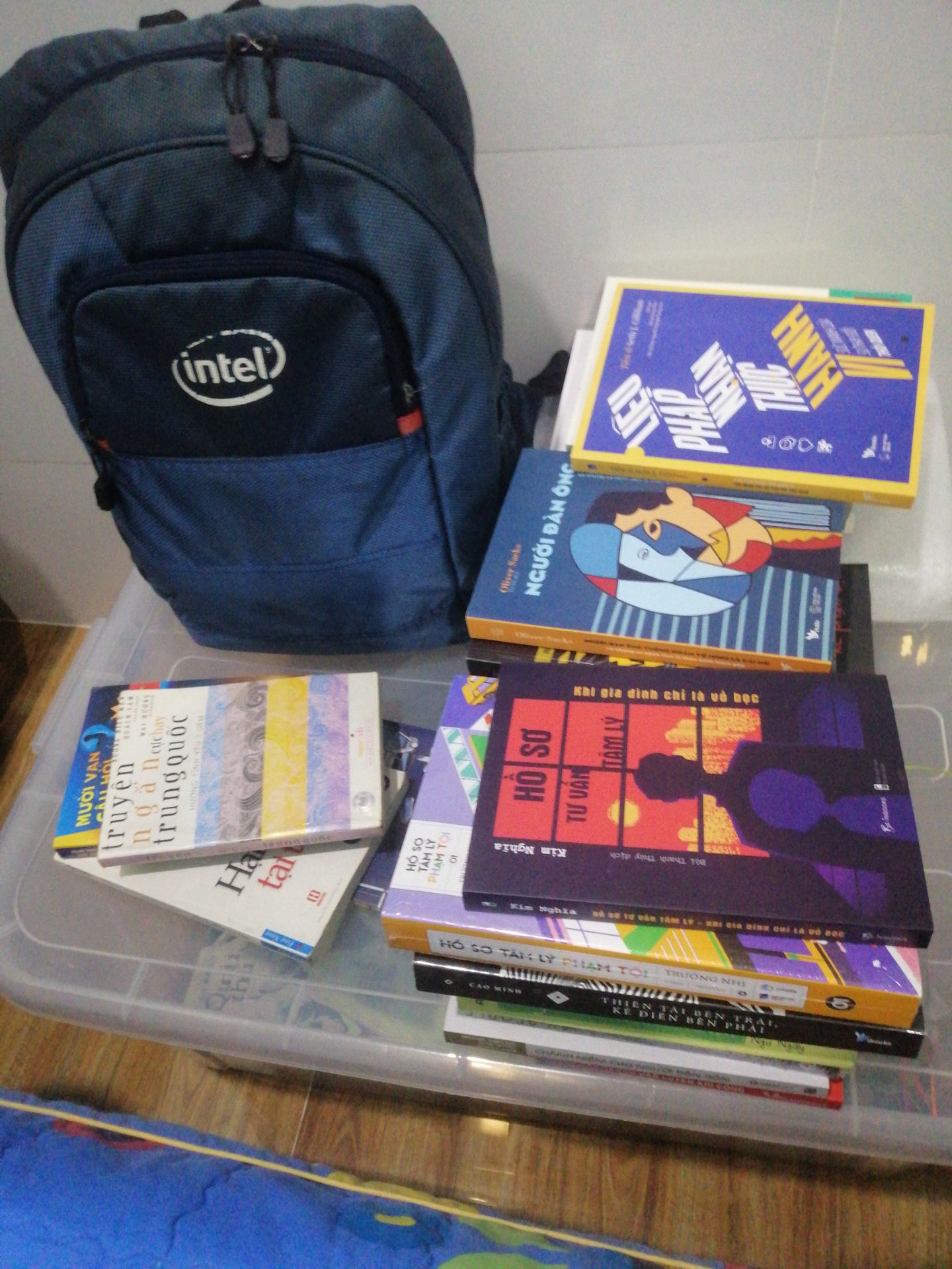 ngủ nhiều ăn nhiều, thèm đồ ngọt, đầu óc trống rỗng, cảm thấy bản thân tệ hại, tự ti, thường xuyên mệt mỏi, thay đổi ăn uống. Sách thật sư hay 
