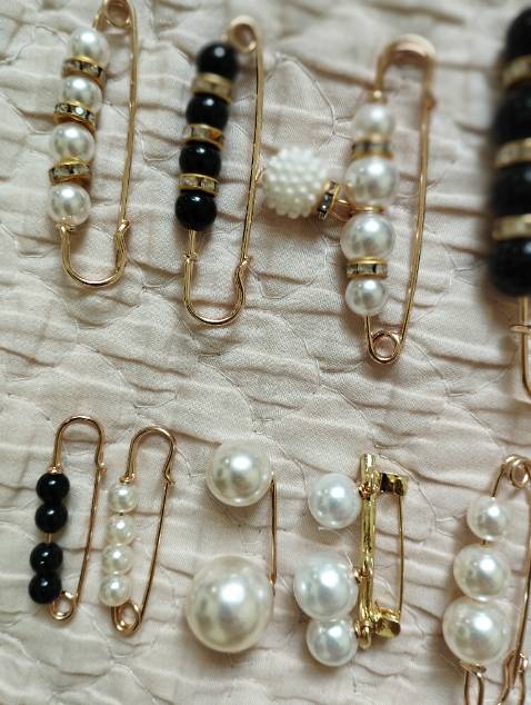 Set đc tận 13 cái với nhiều kích cỡ và kiểu dáng khác nhau cài quần áo đều ok hết nhé! Có em này rất tiện lợi mùa đông hay hè đều dùng tới nè. Shop đóng gói hàng cẩn thận, giao hàng khá là nhanh. Lần sau sẽ ủng hộ tiếp nhé! Tặng shop 5 sao