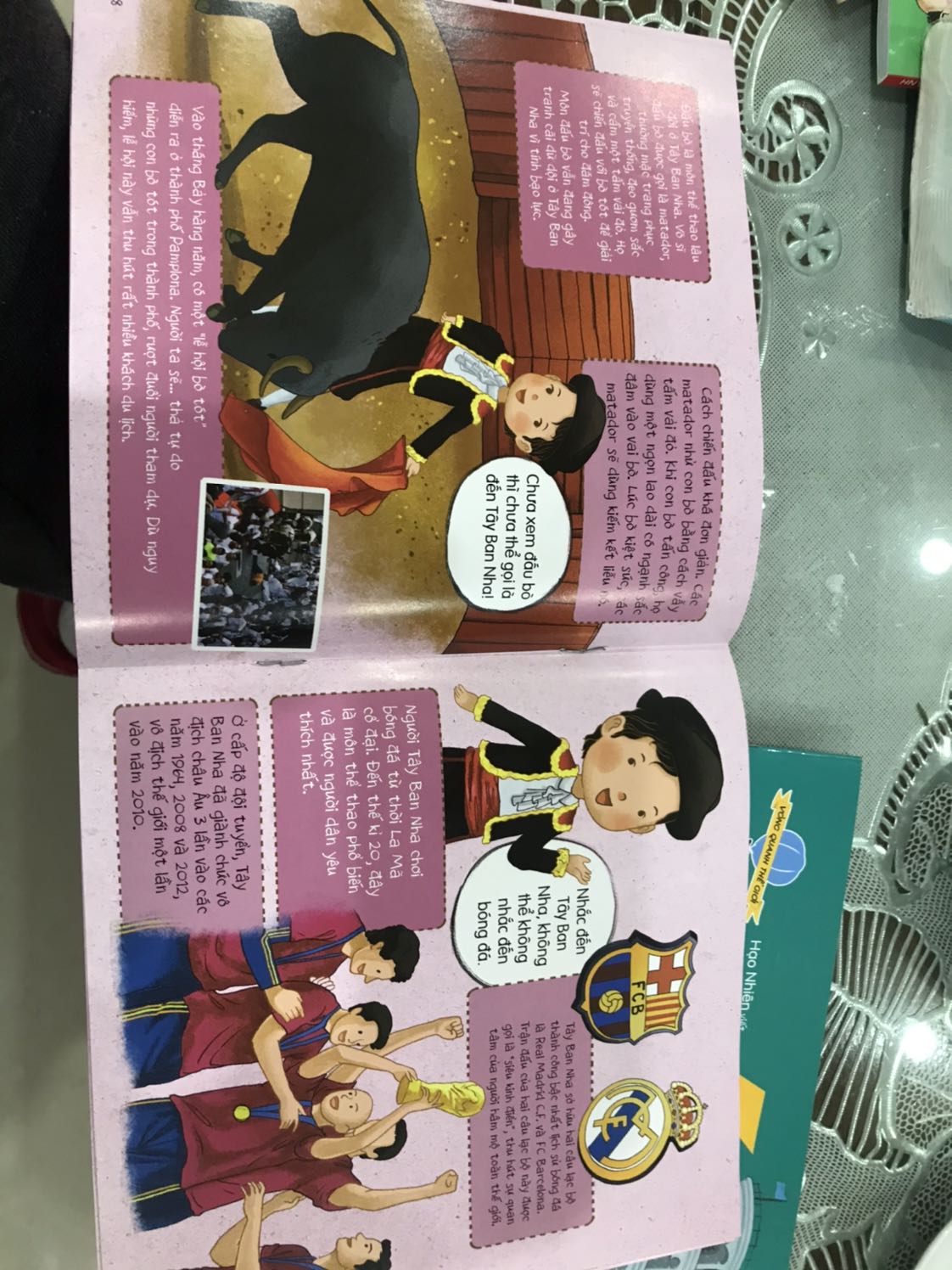 Sách hay. Đầy đủ các nội dung cơ bản về nước đc đề cập. Cuối sách có các câu hỏi tổng hợp lại kiến thức đã đc nêu ở đầu sách. Nên mua nha các bạn. In màu rất đẹp, chữ sz to dễ đọc cho các bé mới biét đọc