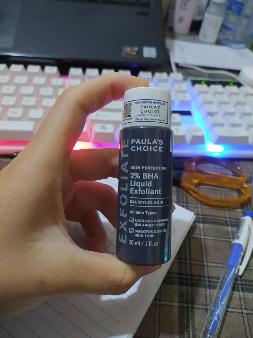 Hồi đợt trước mình mua ngoài Đà Nẵng còn có cái tem dán trên nắp chai nữa mà shop lại không có nên không biết có mua nhầm hàng fake không. Ngửi mùi lọ cũ với lọ này thấy cũng gần na ná. Shop đóng gói hàng cẩn thận, tỉ mỉ. Giao hàng cũng nhanh nữa.