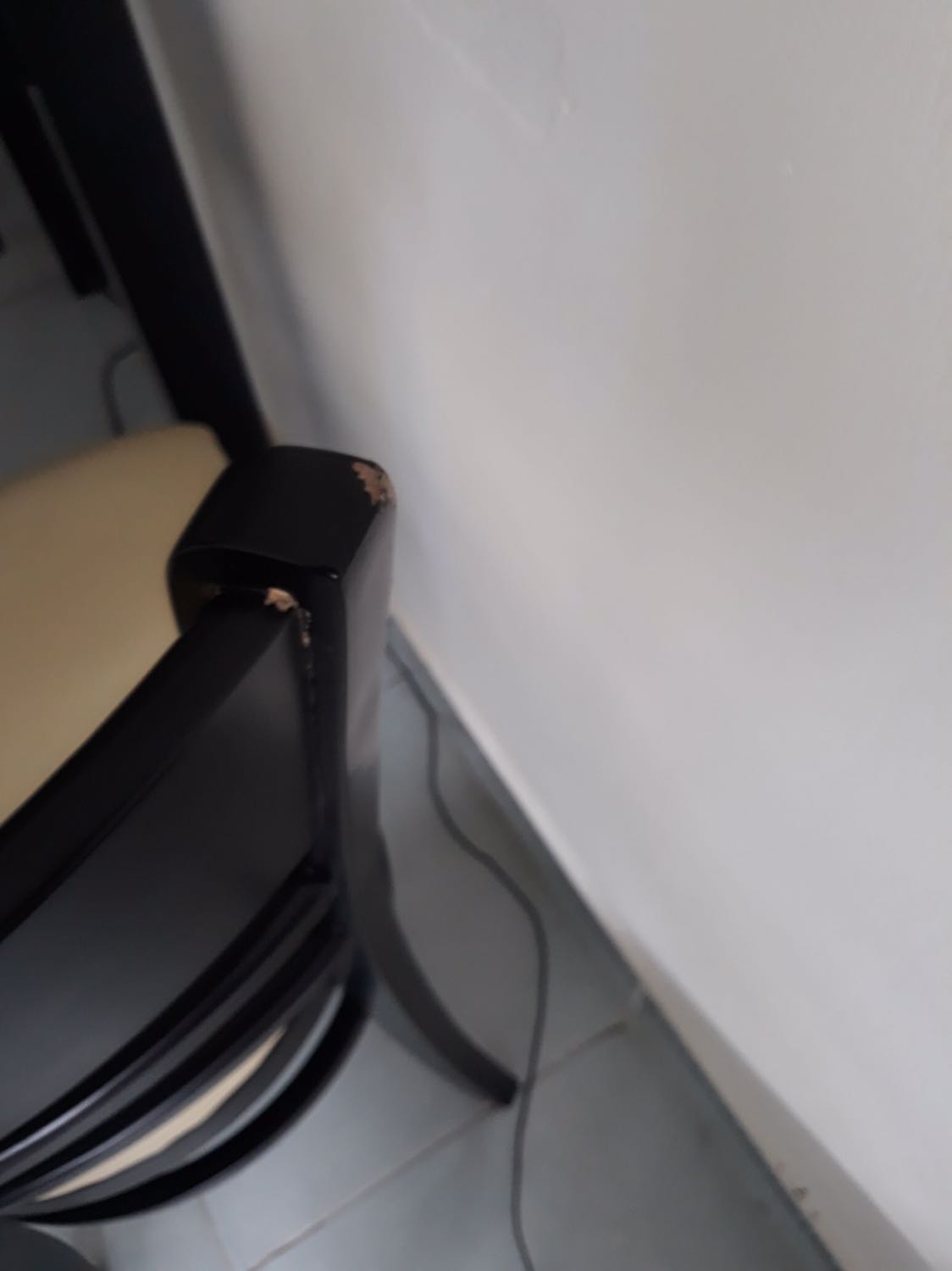 Ghế bị trầy phần phía trên, phần nệm của ghế bị dính sơn màu đỏ. Tiki giao hàng quá chậm.