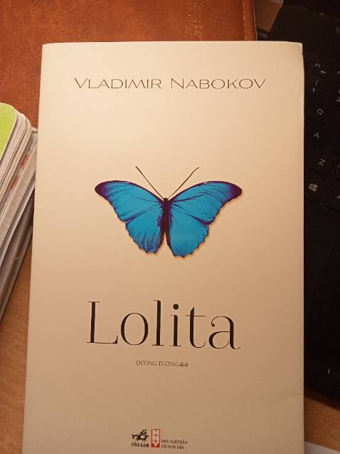 E rất thích tiki vì lần nào giao hàng tiki đều bọc kĩ và gửi rất nhanh và lần này giao cũng nhanh nhưng khi e mở hộp ra thì e lại ko thấy sách được bọc gì khiến cho rìa sách bị dập và cong vào cả trang sách
Với một đứa thích sự hoàn hảo thì e ko thích việc này nhưng xét tổng quát thì sách giao rất mới, ko có vết cào xước và mực in cũng rất rõ nhưng mong tiki chú trọng hơn trong khoản bọc sách ạ
