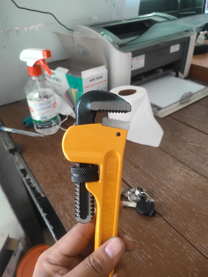 mỏ kìm lỏng lẻo.kẹp ko chắc