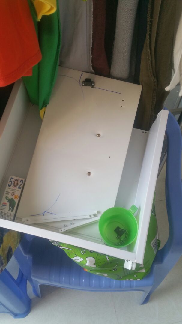 tủ dở xài chưa 1 tháng đã bùng ngăn tủ. gọi dt trên tổng đài không có bảo hành. ít nhất phải có 1 tháng bảo hành cho ng ta. mở ra thấy bắt ốc vích và  khoang lung tung lổ to lổ nhỏ không khớp vào nhau. nói chúng đồ dởm