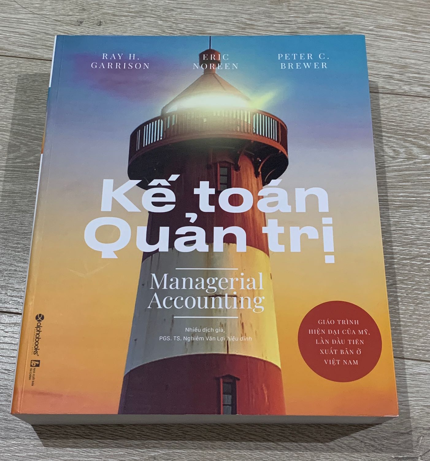 Sách dày và nặng, giấy in đẹp và rõ chữ. Nội dung sách hay, trình bày rõ rảng các nội dung, bảng biểu, ví dụ thực tế, học môn kế toán quản trị sẽ cần quyển sách này.