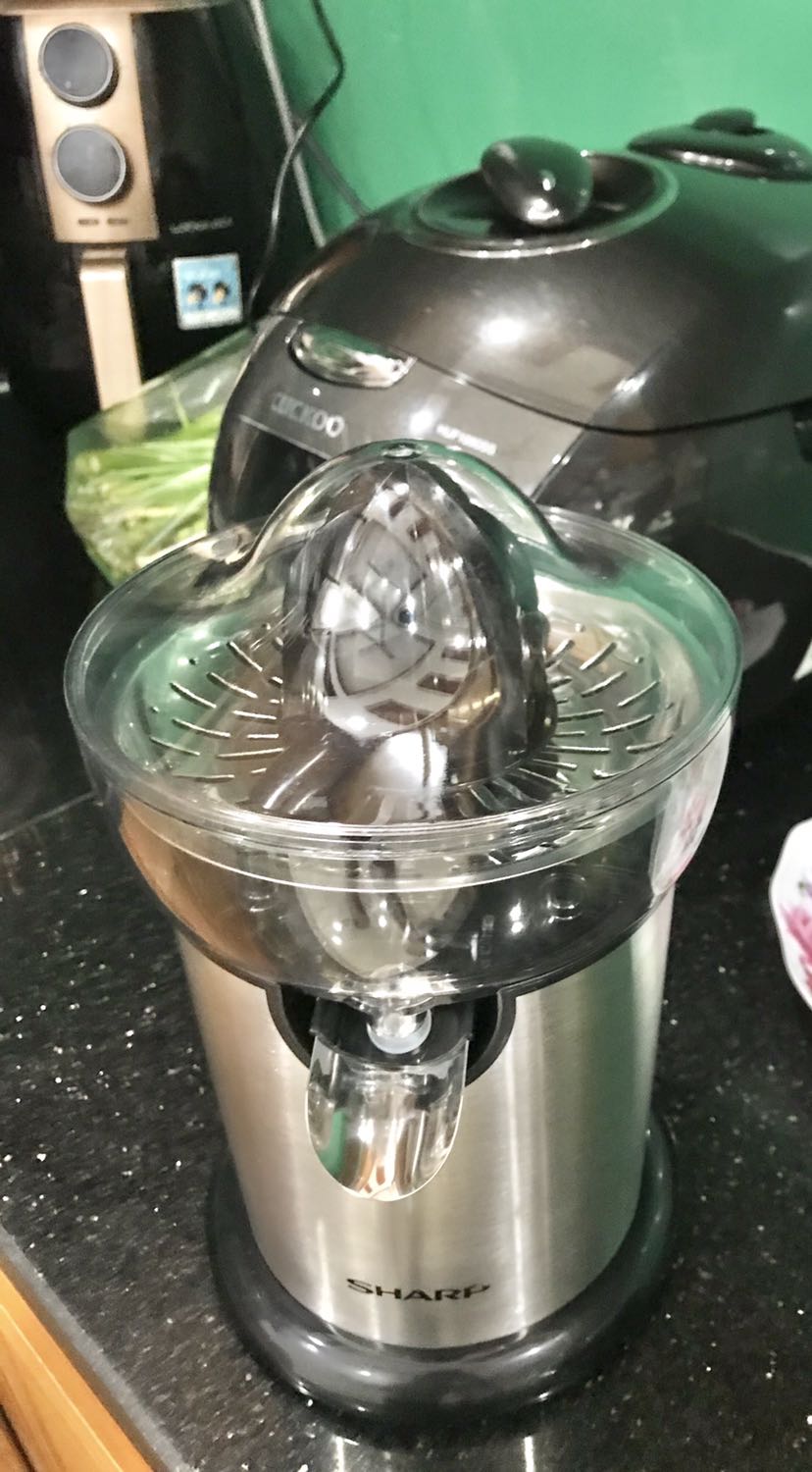 Phải nói là rất hài lòng, máy vắt êm, mạnh không hề tốn sức mà lại sạch sẽ, nước cam không hề nghe mùi đắng của vỏ cam