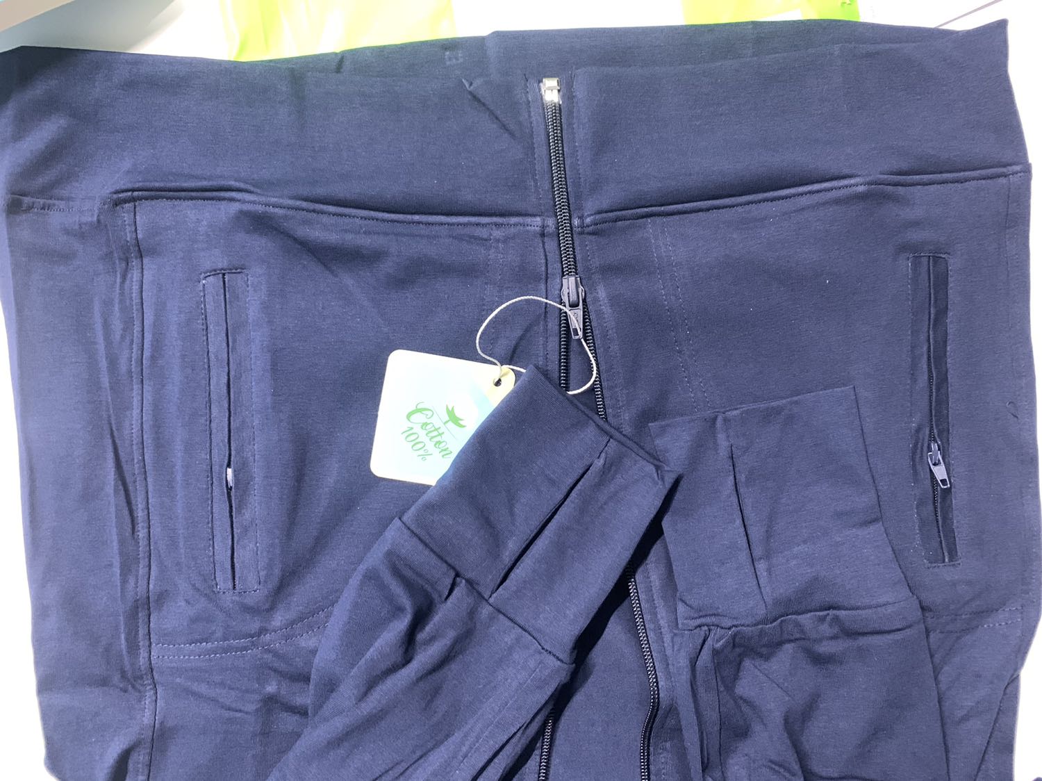 Áo đẹp từ trong ra ngoài, từ vải  đến phụ liệu và đường may. Ủi ép phẳng lỳ tươm tất hàng ở shop. Uy tín, đáng mua nha quý khách