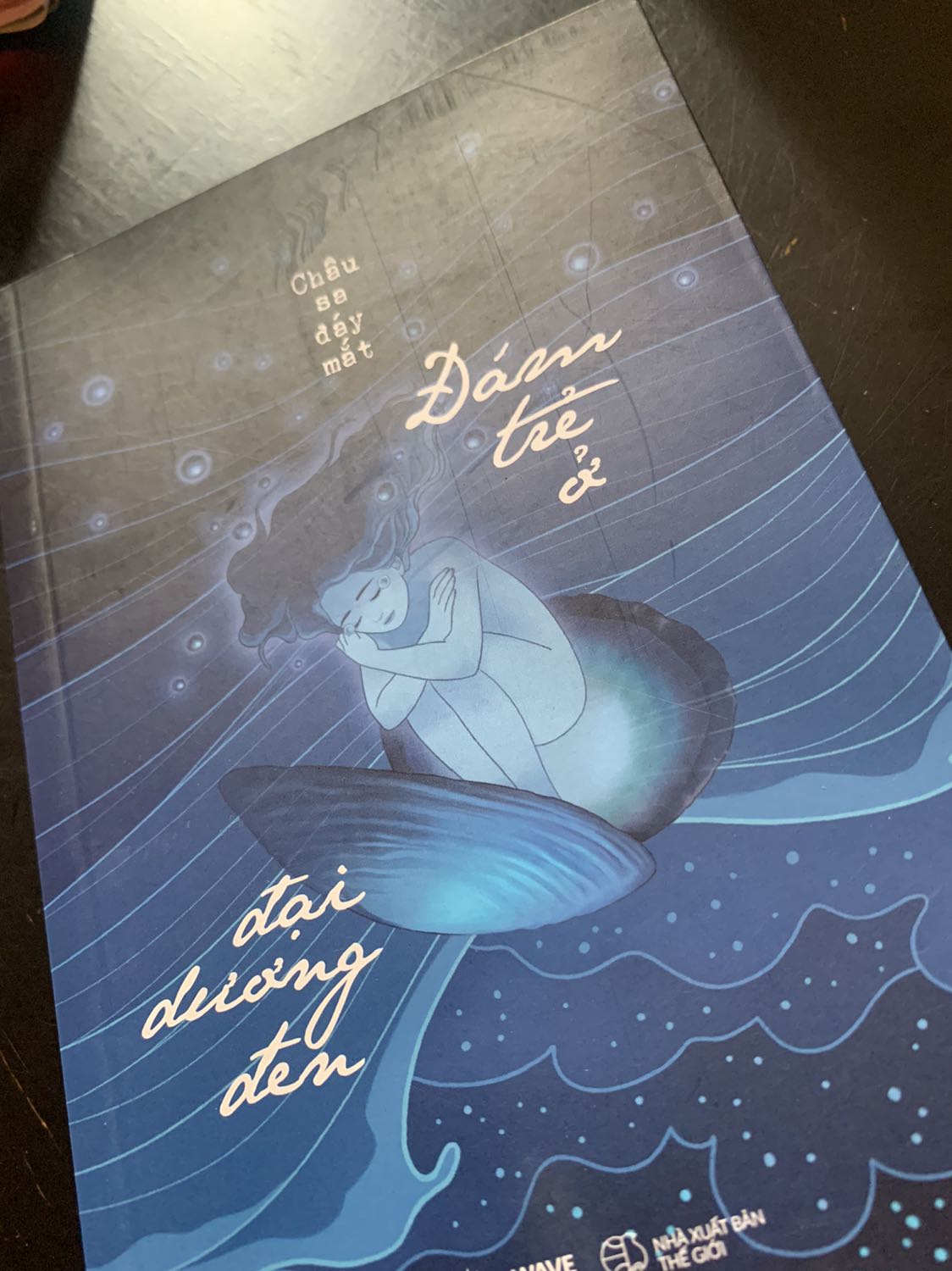 Rất thất vọng ở Tiki vì đơn hàng lần này. Mình đã phải chờ 15 ngày để nhận được sách. Trước đó đã phải gửi tới 3 mails để hối thúc Tiki giao hàng cho mình. 
Khi nhận được hàng thì sách k hề được bọc chống sốc mà chỉ bỏ vào hộp nên mất form hoàn toàn. 
Hy vọng Tiki có thể chăm chút hơn trong cách đóng gói sách cho khách hàng. Rất thất vọng ở Tiki vì đơn hàng lần này. Mình đã phải chờ 15 ngày để nhận được sách. Trước đó đã phải gửi tới 3 mails để hối thúc Tiki giao hàng cho mình. 
Khi nhận được hàng thì sách k hề được bọc chống sốc mà chỉ bỏ vào hộp nên mất form hoàn toàn. 
Hy vọng Tiki có thể chăm chút hơn trong cách đóng gói sách cho khách hàng.