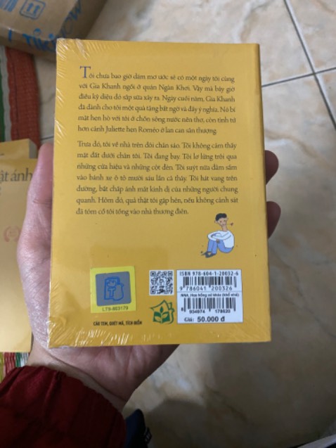 Tiki giao hàng nhanh, bọc lớp chống xóc ổn nên sách k bị sao . Sách thì chưa đọc nên chưa đánh giá nội dung.