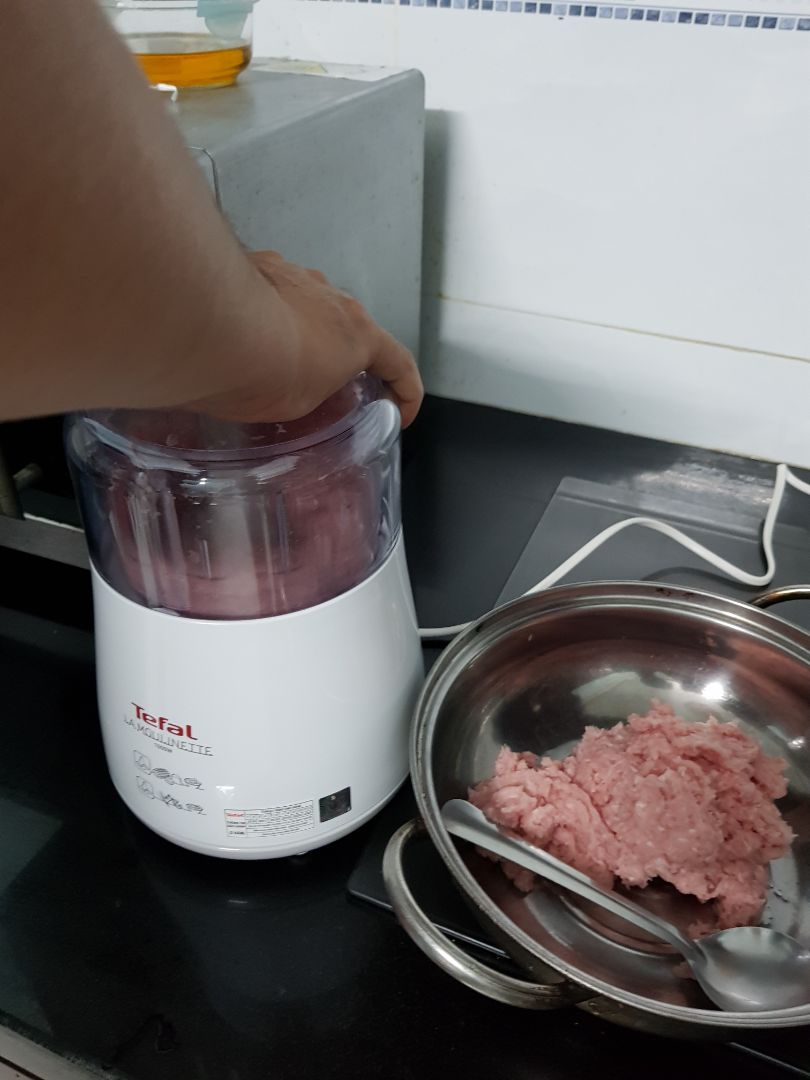 Máy xay rất nhanh và nhuyễn chỉ trong vài giây. Lưỡi dao không quá bén mang lại cảm giác an toàn khi vệ sinh dụng cụ. Mình cực kỳ hài lòng  về sản phẩm này.