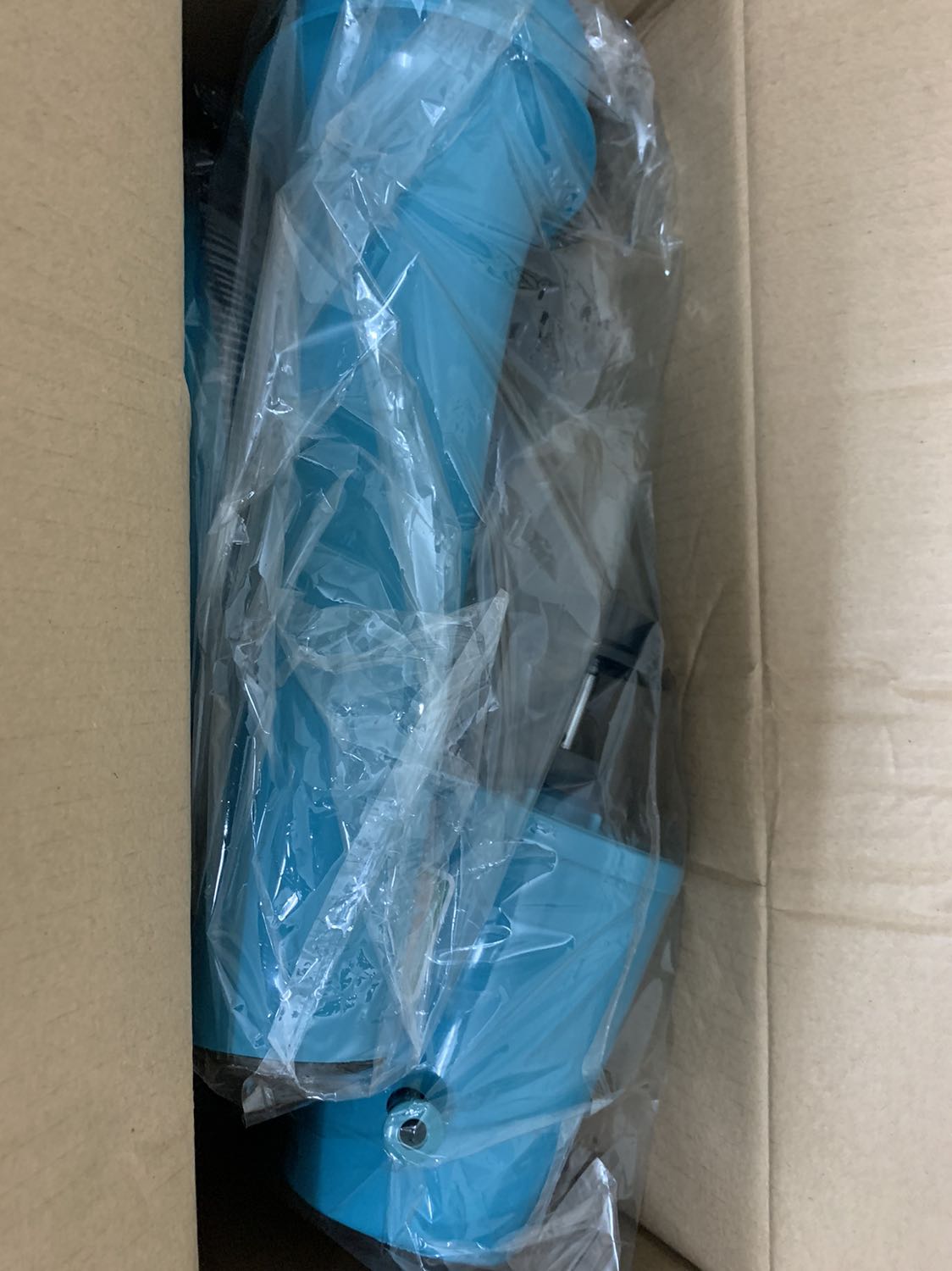 Giao hàng nhanh, quay mạnh, số nhỏ nhất bằng số lớn nhất của các loại quạt khác. Trọng lượng rất nhẹ nhưng không bị ồn ở chân quạt. Mua giá khuyến mãi cực rẻ, rẻ hơn nhiều so với ***