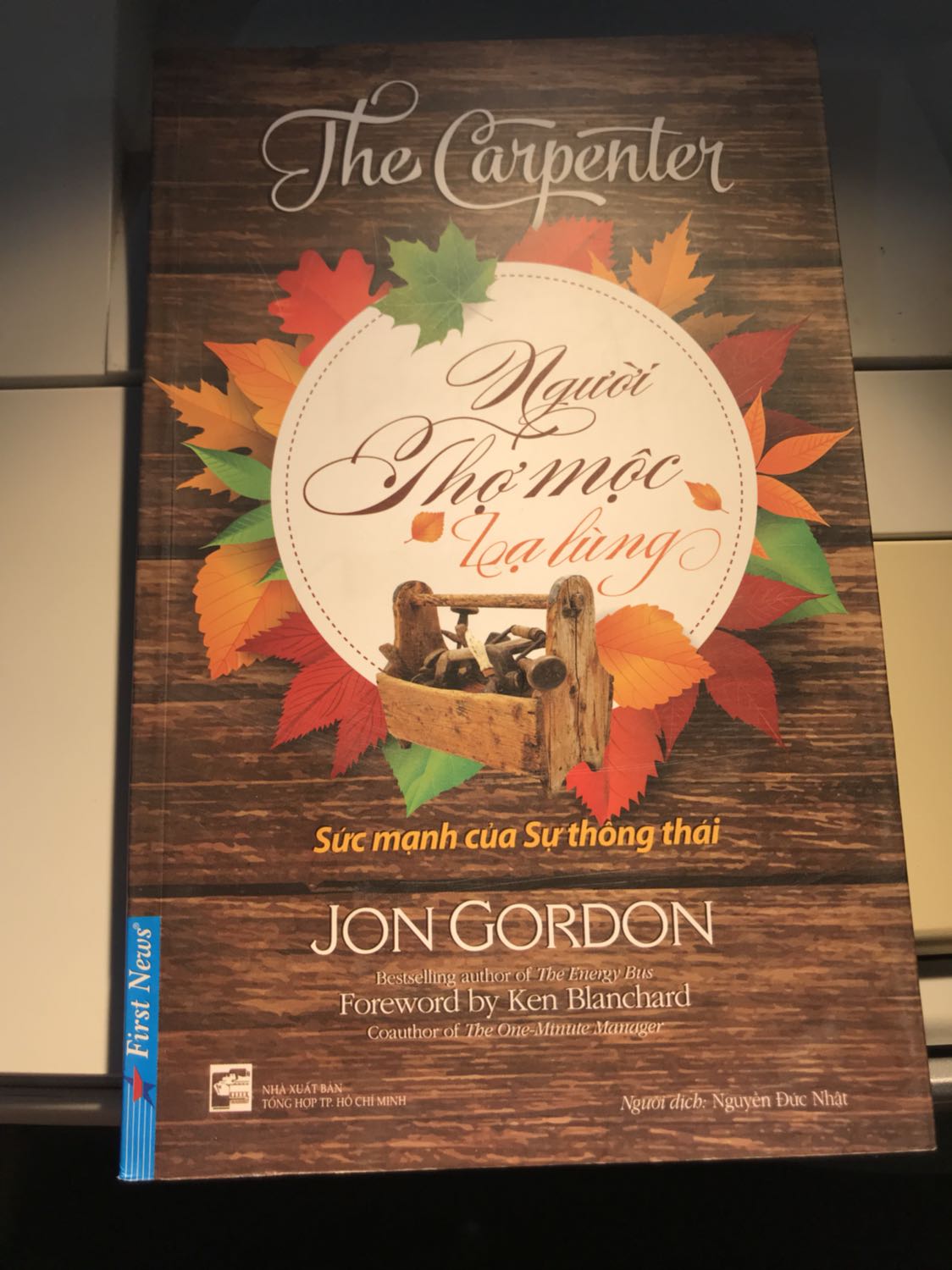 Sách bị ố bẩn chút nhưng mua giá sale 60% nên cũng tạm chấp nhận.