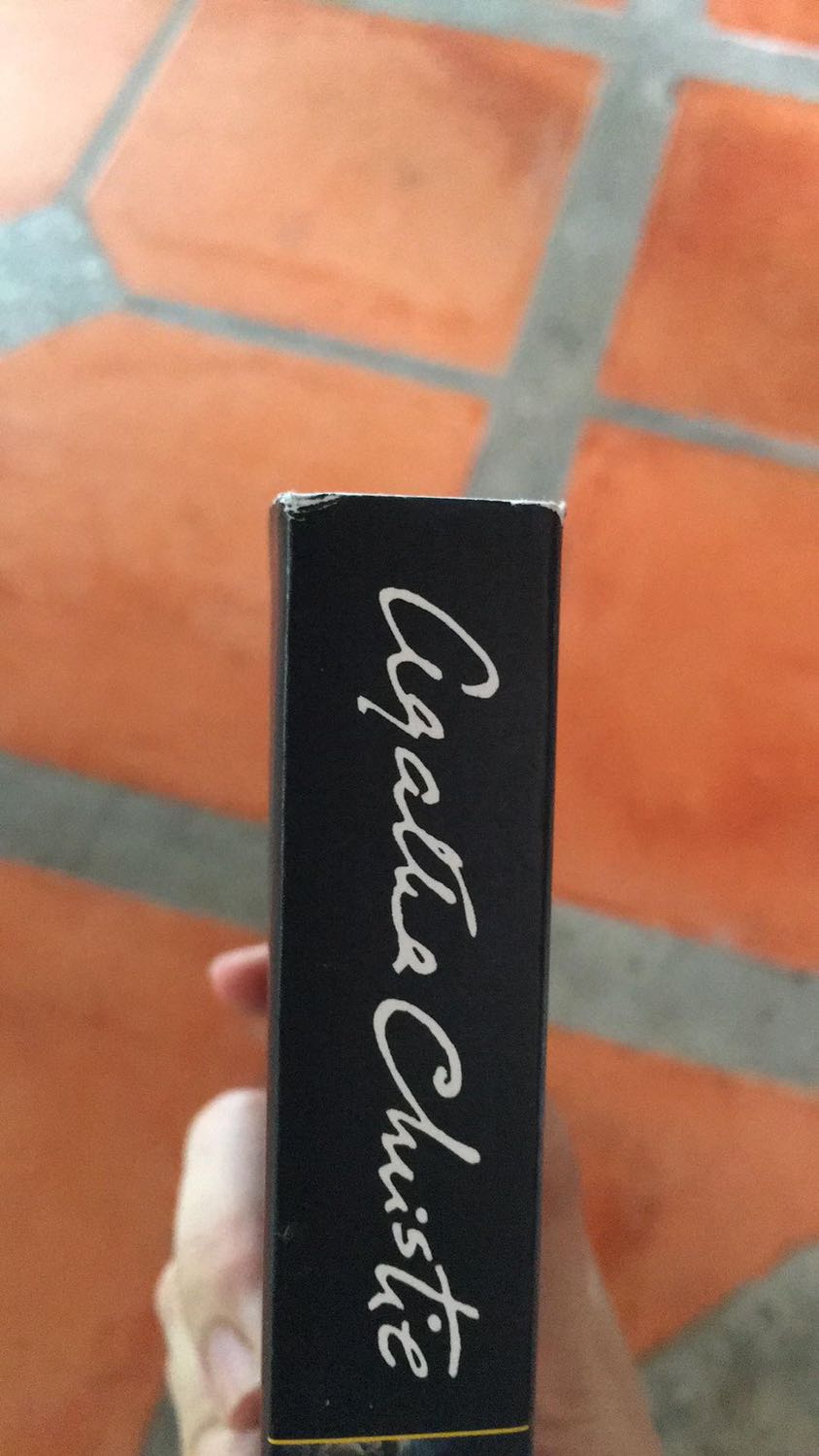 Sản phẩm không tốt, sách khi giao bị tróc ở các góc nhìn như là sách cũ vậy