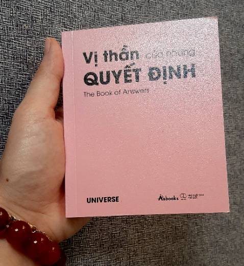 Mình thích các loại sách có giá trị tâm linh như vậy. Ấn tượng đầu tiên là Quyển sách khá dễ thương, màu Pink giấy nhám rất xịn mịn. Thứ 2 là Layout thoáng mắt và dễ chịu. Nhận thông điệp và sự chỉ dẫn đúng đắn từ Vũ Trụ là 1 điều trên cả tuyệt vời Cảm ơn Tiki ❤
