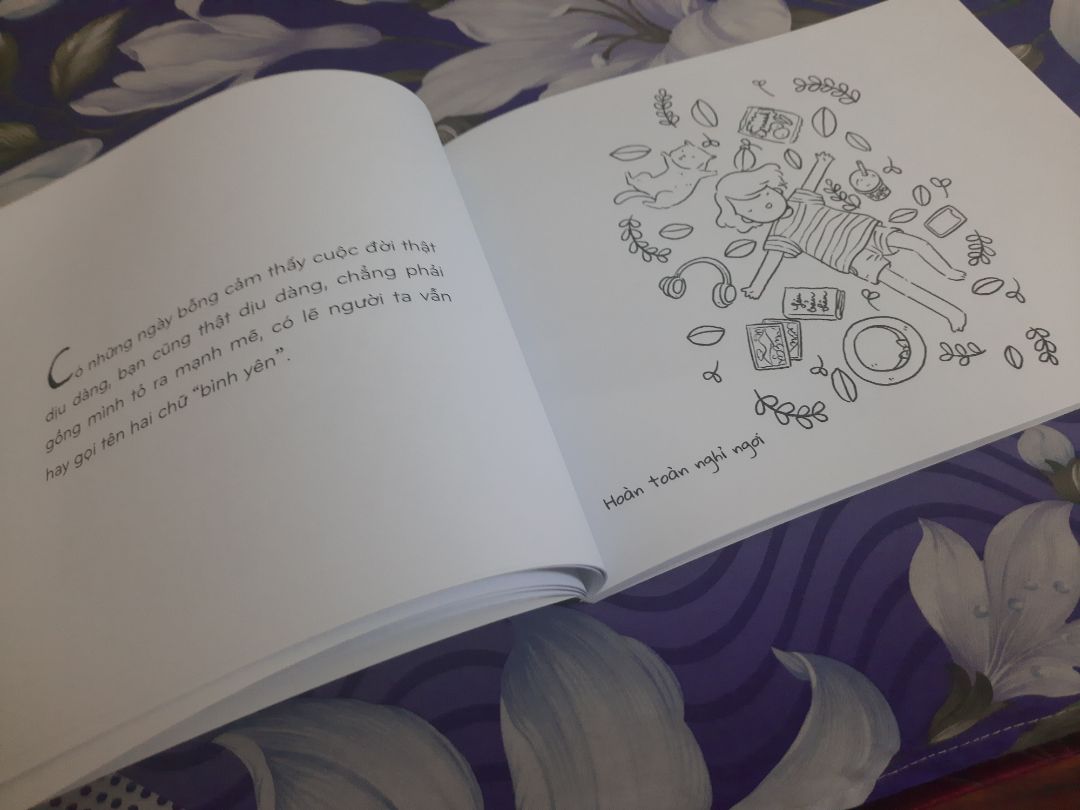 Sách rất đẹp và dễ thương nhé mọi người! Mỗi trang đều có những câu nói ngắn gọn và những hình vẽ để tô màu rất dễ thương? Mọi người nên mua cuốn sách này và tô màu lúc rảnh cũng như có thể thư giãn và giải trí. Tiki lần này giao hàng hơi lâu so với những lần trước nhưng mà ko sao, vì thời buổi dịch bệnh và mình cũng đặt vào dịp tết nữa nên là 5* cho sản phẩm nhé??