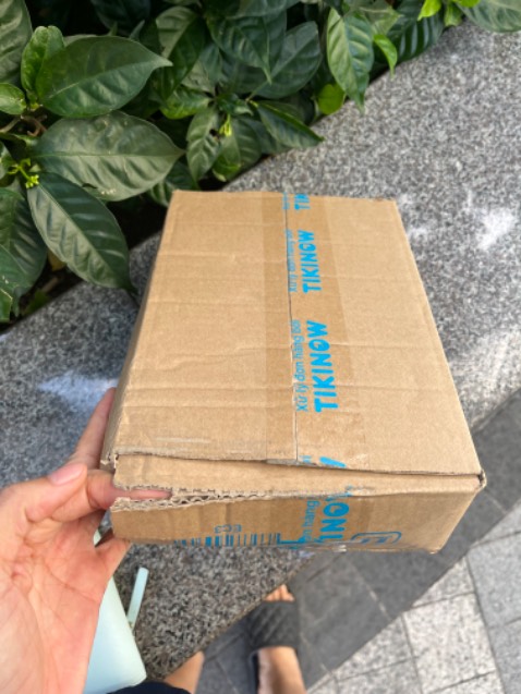 Sách mới mua mà đã bị cũ bẩn rồi, gói hàng thì quá sơ sài luôn